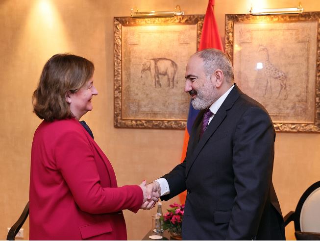 نیکول پاشینیان، نخست وزیر ارمنستان، در اواخر فوریه با ناتالی لوزائو، رئیس کمیته فرعی امنیت و دفاع پارلمان اروپا دیدار کرد. (عکس: primeminister.am)